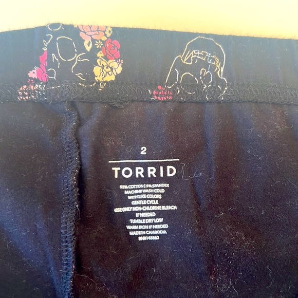 Torrid black & pink leggingsSize L, pink flowers crown on skulls design - Picture 4 of 7